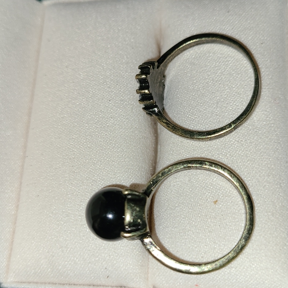 Lot of 2 Fashion Jewelry Rings Resin Brass-tone Finish, Black Faux Pearl Bead - Picture 4 of 6